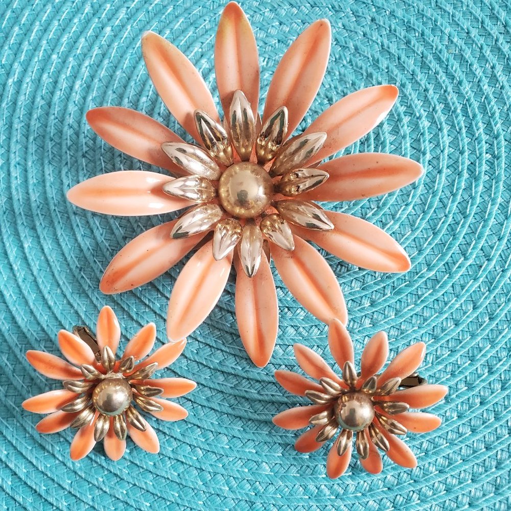 Sarah Coventry Peach Daisy Brooch & Clip on Earring Set